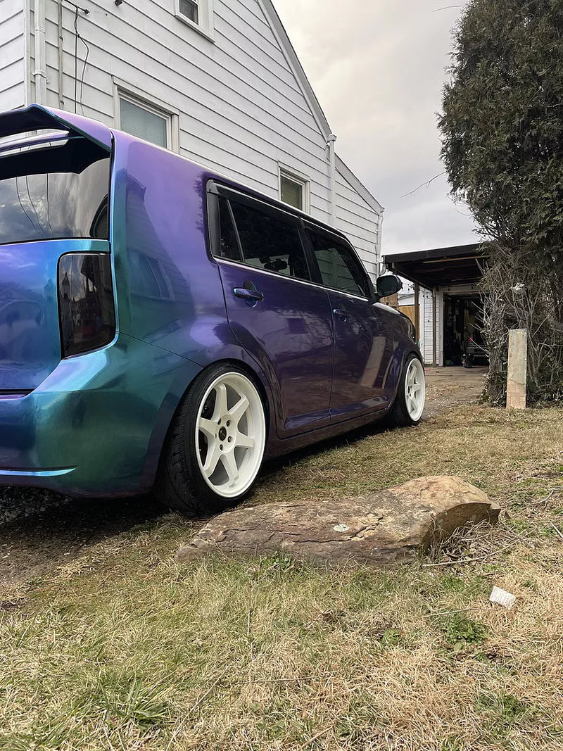 Premium Gloss Metallic: Chameleon color-shift blue to purple